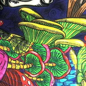 Dettaglio della stampa a funghi colorati e cuciture precise sul cappello a secchiello