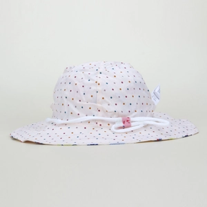 Dettaglio del cotone 100% e etichetta taglia 52 sul cappello da sole a pois colorati