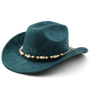 Détails d'un chapeau de cowboy en daim vert foncé avec garniture en coquillage et bois