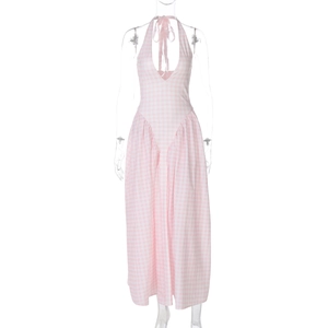 Detail von rosa-weiß kariertem Neckholder-Kleid mit tiefem V-Ausschnitt und weitem Saum