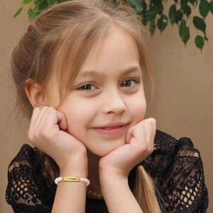 Bracelet personnalisé pour bébé avec perles roses et plaque gravée en or
