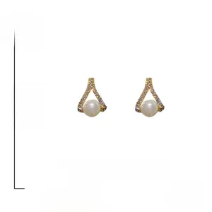 Detailed view of geometric pearl earrings with measurements, 1.8cm length and S925 silver needle