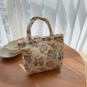 Sac à main matelassé aux motifs d'ours mignons avec des poignées en coton doux