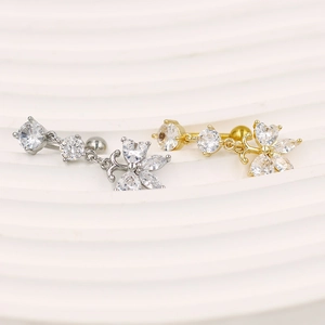 Vue détaillée de piercings de nombril argent et or avec zircons en forme de papillon