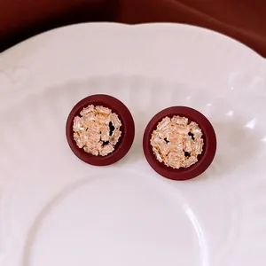 Boucles d'oreilles rondes bordeaux dorées 18K avec cristaux de zircone scintillants