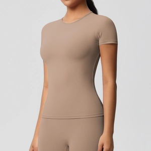Gros plan du t-shirt de sport kaki ajusté montrant le tissu respirant et les finitions de qualité