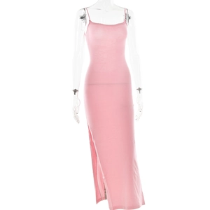 Détail de la robe longue rose à bretelles avec fente latérale sur mannequin transparent