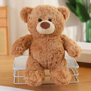 Ours en peluche marron assis sur un support blanc dans une ambiance chaleureuse