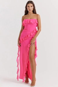 Détail de la robe rose sans bretelles avec encolure à volants et fente haute à la cuisse