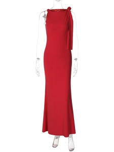 Abito lungo rosso aderente senza maniche con elegante fiocco decorativo sulla spalla