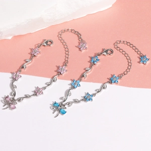 Detail von Luxus-Blumenarmbändern mit rosa und blauen Zirkonia und Blatt-Gliedern