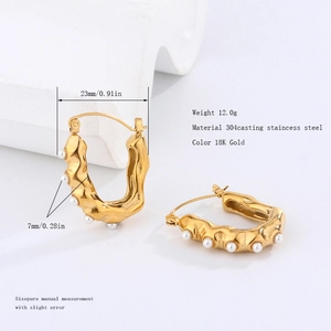 U-shaped stainless steel earrings with lava texture and 18K gold plating with pearls