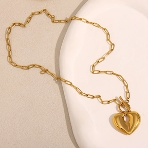 Dettaglio della collana in acciaio placcato oro 18K con ciondolo a cuore e chiusura a OT