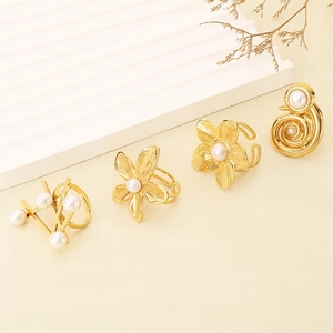 Vierteiliges Set verstellbare Goldringe aus Edelstahl mit floralen Perlen-Designs