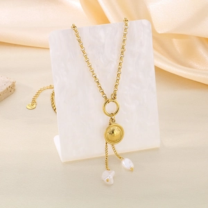 Collier en acier inoxydable doré avec pendentif en nacre et perles baroques