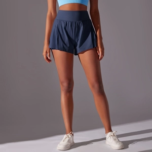 Detailansicht der dunkelblauen Yoga-Shorts mit hoher Taille und doppellagigem Plissee