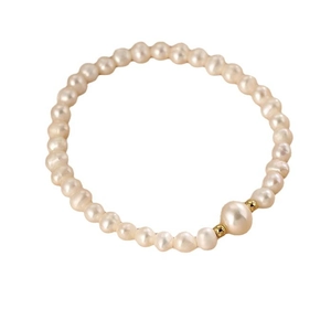 Elegantes Süßwasserperlenarmband mit goldenen Metallakzenten auf weißem Hintergrund