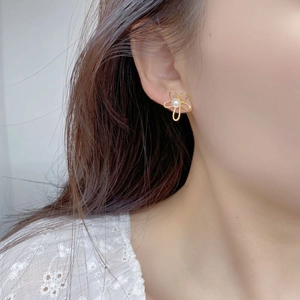 Retro 925 silver flower stud earrings with freshwater pearls worn by a model