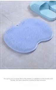 Dettaglio del tappetino per massaggio ai piedi in silicone blu con ventose