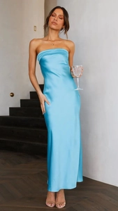 Elegante abito in raso celeste con schiena scoperta silhouette slim e trama liscia
