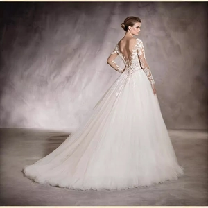 Elegante abito da sposa a maniche lunghe in pizzo con profondo scollo a V e lungo strascico