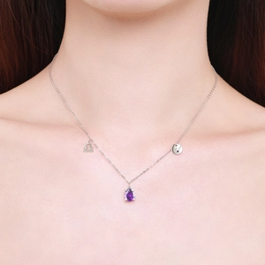Halskette aus S925 Sterlingsilber mit lila Tropfen-Edelstein und Waage-Anhänger am Model