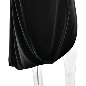 Détail de la robe noire élégante en tissu fluide avec un ourlet fendu asymétrique moderne