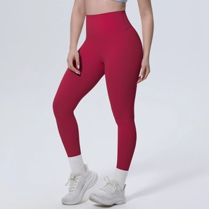 Detailansicht der tiefroten Yoga-Hose mit hohem Bund und breiter Bauchkontrolle