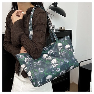 Vue détaillée d'un grand sac cabas avec motif gothique de crâne et fleurs sur modèle