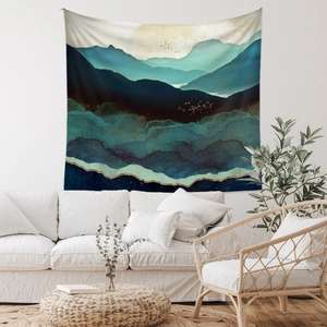 Dettaglio dell'arazzo con paesaggio montano e arte astratta blu e oro per pareti
