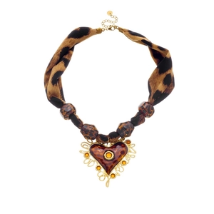 Collier ruban imprimé léopard avec pendentif cœur doré et perles en résine ambrée