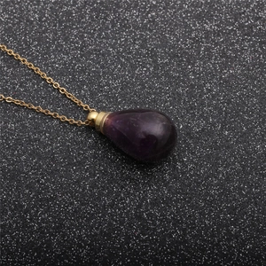 Collier avec pendentif flacon de parfum en pierre semi-précieuse violette et chaîne dorée