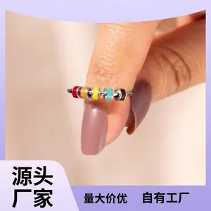 Dettaglio anello anti-stress con sei perline colorate mobili su fascia argento