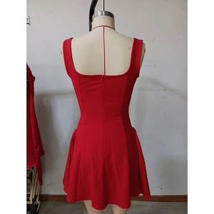 Détail du dos de la robe rouge ajustée avec fermeture éclair et coupe en ligne A