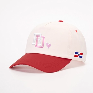 Détail de la broderie RD et du drapeau de la République dominicaine sur la casquette
