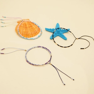 Trois bracelets d'amitié faits main en perles colorées avec décorations de coquillages