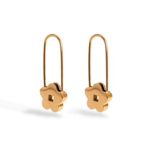 Dettaglio dei orecchini a fiore in acciaio al titanio placcato oro 18K con ganci a forma di U