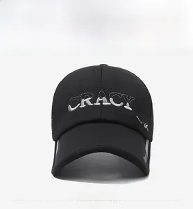 Vue détaillée de casquette de baseball noire avec broderie CRACY 3D et maille respirante