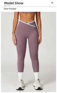 Vooraanzicht van de yoga legging met hoge taille in taro paars en een gekruiste tailleband