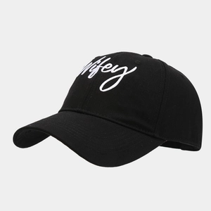 Detailansicht der weißen Wifey-Stickerei auf einer schwarzen Baumwoll-Baseballkappe