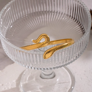 Bracelet serpent ouvert en acier inoxydable plaqué or 18K avec textures d'écailles fines