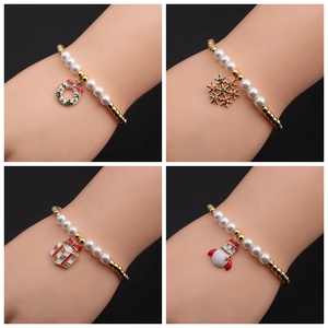 Bracelet de Noël avec perles et breloques flocon de neige et bonhomme de neige