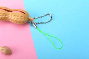Dettaglio del gioco antistress nocciolina con chicchi a scatto e portachiavi