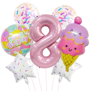 Détail du kit de fête thème glace avec chiffre 8 rose et ballons de desserts sucrés