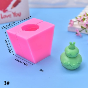 Pink silicone cake mold with 3D dessert shape and 5.5x4.5x4.1cm dimensions