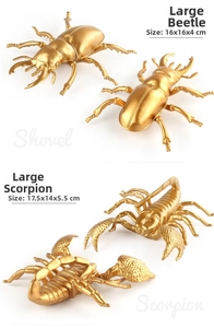 Détail de figurines dorées d'insectes incluant un lucane cerf-volant et un scorpion