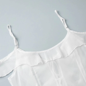 Λεπτομέρεια από ρυθμιζόμενη μεταλλική αγκράφα σε λευκό σιφόν φόρεμα με βολάν
