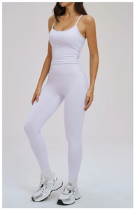 Détail du legging de yoga lilas sans couture taille haute et haut de sport assorti