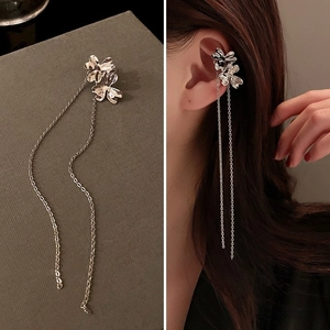Clip d'oreille fleur argentée avec longue chaîne à pampilles porté sur le mannequin