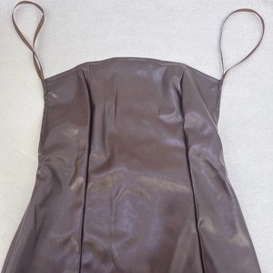 Flachbild-Detail eines dunkelbraunen PU-Leder-Bodycon-Kleides mit schmalen Trägern